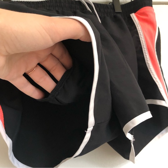 Under Armour women medium running track shorts black bright pink lined stripe - Picture 3 of 6